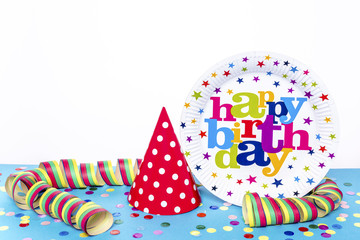 Obraz premium Ein Happy Birthday Teller und Geburtstagshut als Hintergrund