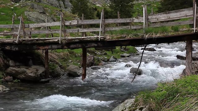 Bach flie&szlig;t unter einer alten Holzbr&uuml;cke, Rum&auml;nien, Siebenb&uuml;rgen, Karparten