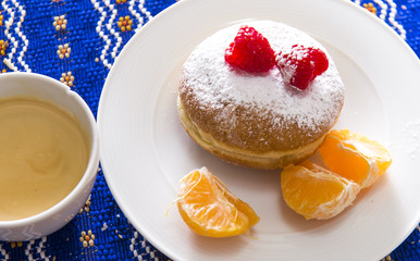 Berlin buns with raspberries