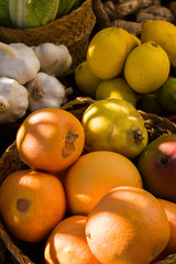 Cesta vegetal rebosante de frutas y verduras.