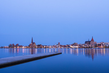 Fototapeta na wymiar Blick über die Warnow auf die Stadt Rostock am Abend