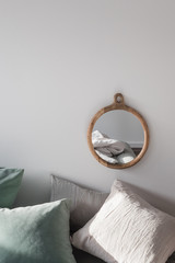 Spiegel neben Bett