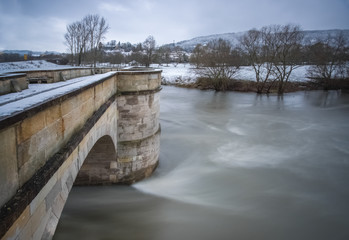 Br&uuml;cke &uuml;ber den Fluss und winterliche Landschaft