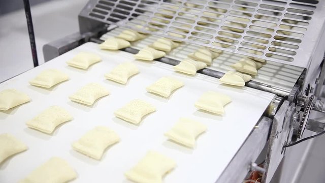 production of puff pastry on a treadmill