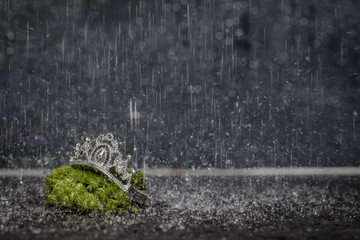Silberne Prinzessinen Krone im Regen
