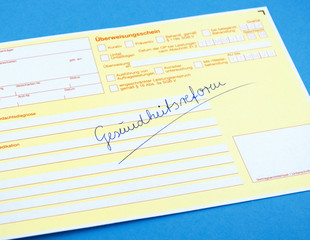 Überweisungsschein mit Aufschrift Gesundheitsreform auf blauem Hintergrund, Textfreiraum 