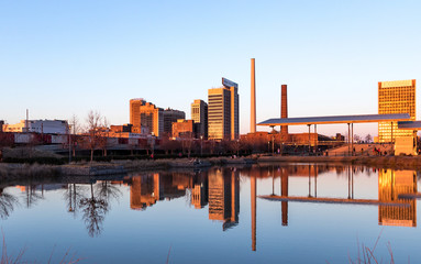 Naklejka premium city skyline reflected in water