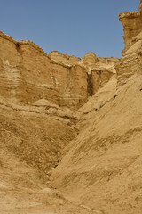 Erosionsrinne kommt aus tief eingeschnittenem Felsental
