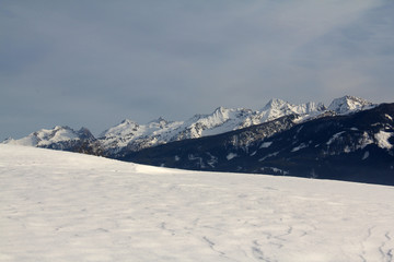 Fototapeta na wymiar la catena del Lagorai che costeggia a sud tutta la Val di Fiemme; Trentino