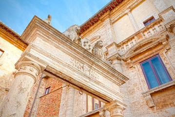 Obraz premium Well in the Piazza Grande of Montepulciano, Siena