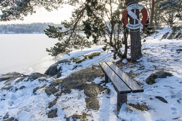 En bänk på Badholmen är en fin platts för att njuta av den fina utsikten ut över...