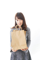 Fototapeta premium 買い物をする若い女性