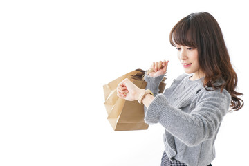 買い物をする若い女性