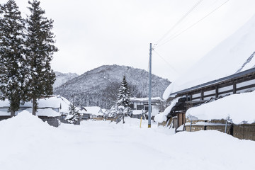 Obraz premium FUKUSHIMA, Japan - DEc 29, 2017: Winter Ouchijuku village is a fomer post town along the Aizu-Nishi Kaido trade route, which connected Aizu with Nikko during the Edo period