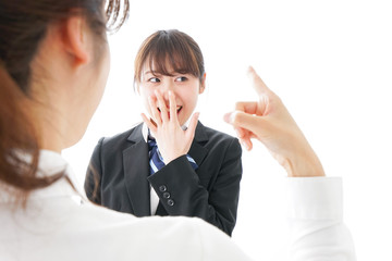 先生に怒られる生徒