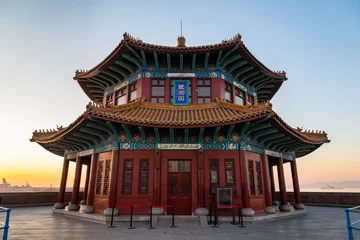 Crédence de cuisine en verre imprimé Ville sur leau Zhanqiao pier at sunrise, Qingdao, Shandong, China. The name "Huilan Pavilion" is engraved above the entrance door.