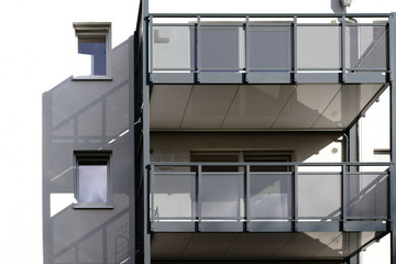 Moderner Balkon wirft Schatten  / Ein neuer und moderner Balkon eines Appartement- und...