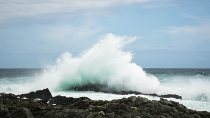 Fototapeta na wymiar Enormous Wave at Robberg nature reserve