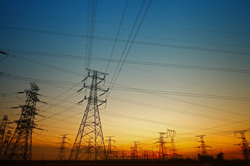 Fototapeta premium Podłącz energię elektryczną o zachodzie słońca