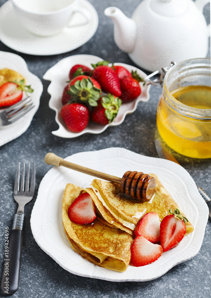 Sticker Crepes with berries and honey