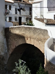 Setenil de las Bodegas, pueblo blanco de Cádiz, Andalucía (España) famoso por sus casas cuevas