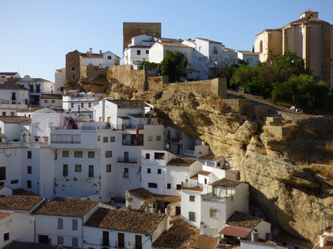 Setenil de las Bodegas, pueblo blanco de Cádiz, Andalucía (España) famoso por sus casas cuevas