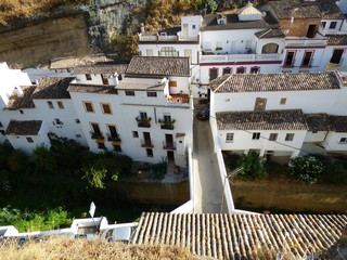 Obraz premium Setenil de las Bodegas, pueblo blanco de Cádiz, Andalucía (España) famoso por sus casas cuevas