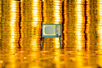 たくさんのお金とテレビ