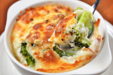 Broccoli gratin with melted cheese