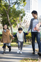 Obraz premium 公園を歩く家族