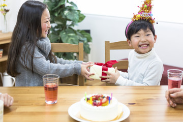 誕生日パーティーをする家族