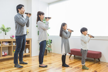 恵方巻きを食べる家族