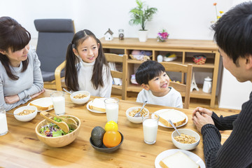 朝食の食卓を囲む家族