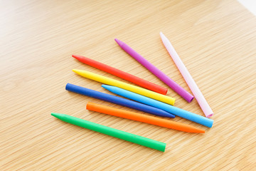カラフルなクレヨン