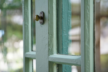 Scene of the knob for a window and the locking of the room