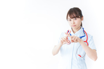 罰印を示すナース