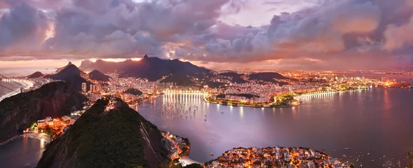 Papier Peint photo autocollant Copacabana, Rio de Janeiro, Brésil Vue aérienne spectaculaire sur Rio de Janeiro au coucher du soleil. Vu du sommet de la montagne.