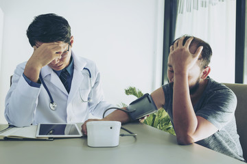 Obraz premium The male doctor is examining the symptoms of the patient is quite stressful.