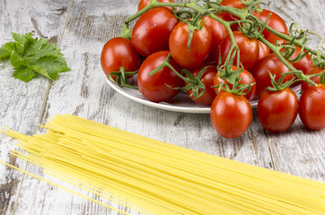 Tomatoes 'Ciliegini' and spaghetti