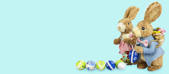 Osterhase Eier Textfreiraum mit Hintergrund hellblau