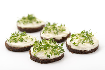Frischkäsepumpernickel mit Kresse