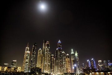 Fototapeta na wymiar Dubai night moon