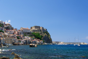 Fototapeta premium Scilla Kalabrien Küstenansicht mit Blick auf den Hafen und die Festung