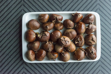 Hot roasted chestnuts 