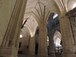 Obraz premium Espectacular interior gótico florido totalmente opuesto al sobrio exterior que muestra la desconocida Catedral de Palencia, España
