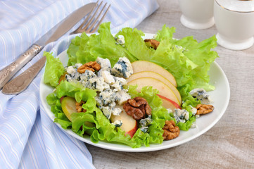Gorgonzola salad with pear