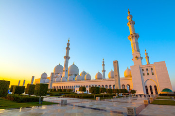 Fototapeta na wymiar Sheikh Zayed Grand Mosque, minaret of the largest mosque in the United Arab Emirates and the eighth largest mosque in the world. Abu Dhabi, UAE