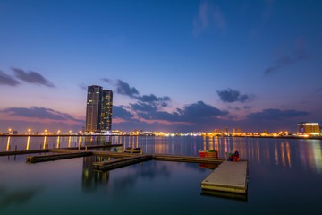 Fototapeta premium Ras Al Khaimah nocą. Widok na piękną zatokę z portem w tle