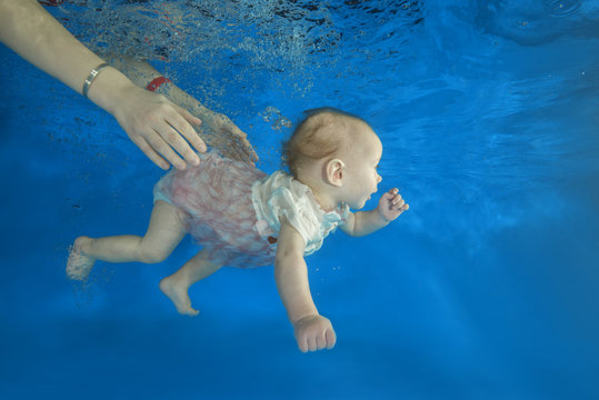 10 months girl to swim underwater in the pool