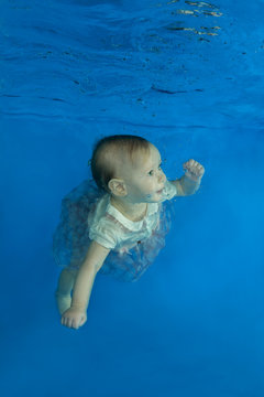 10 months girl to swim underwater in the pool